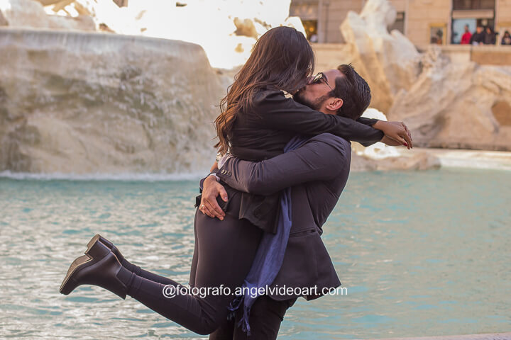 Ensaio Fotografico de Casal Noivando se abraçando e beijando