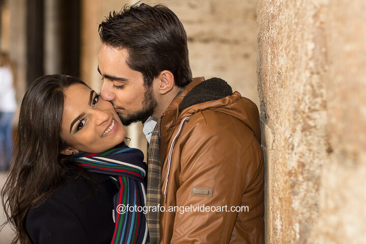 Ensaio Fotografico de Casal Noivando e se beijando
